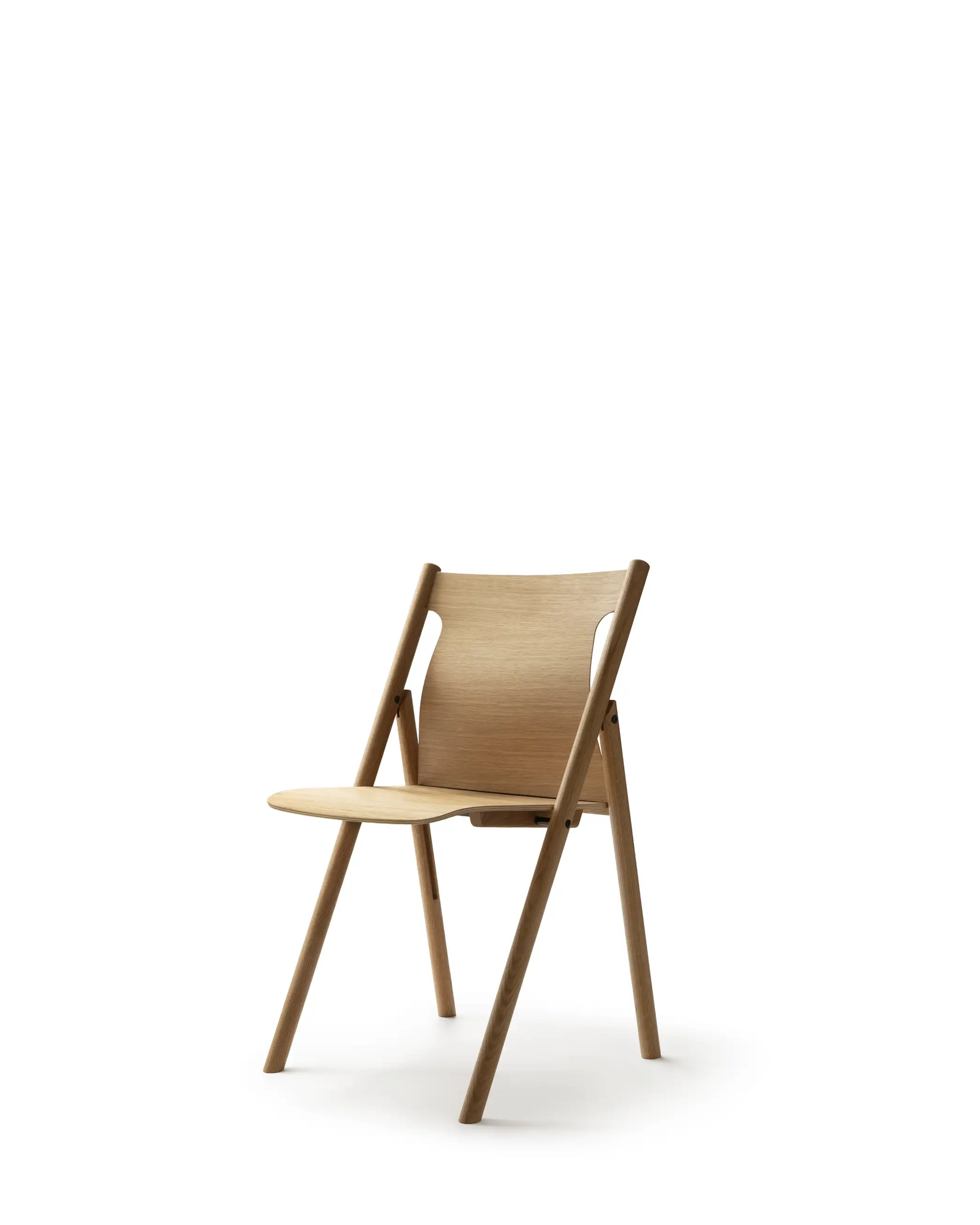 Nikari Faneeri Folding Chair เก้าอี้พับ oak พร้อมพนักพิง cross-laminated veneer ออกแบบโดย Jonas Forsman