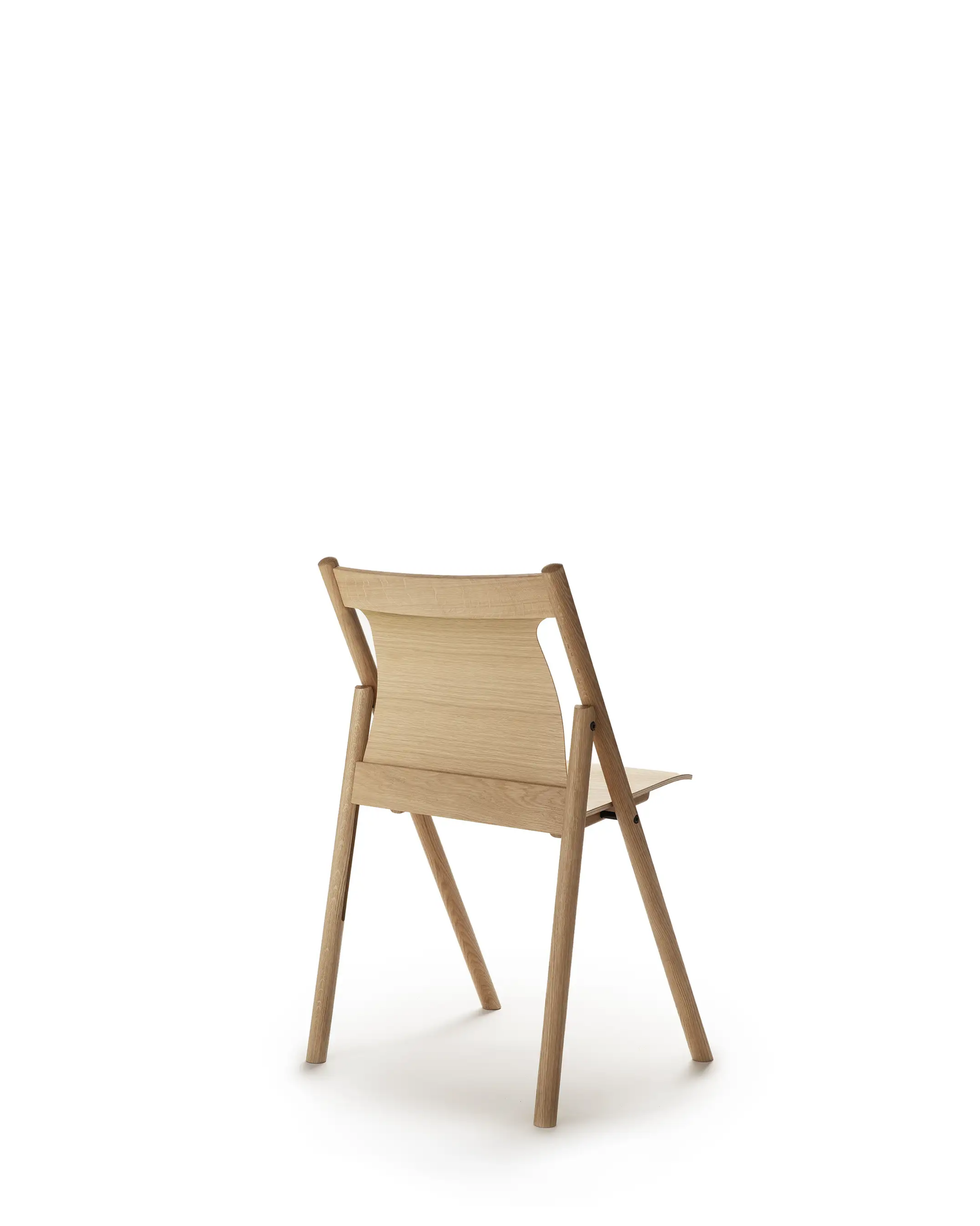Nikari Faneeri Folding Chair เก้าอี้พับ oak พร้อมพนักพิง cross-laminated veneer ออกแบบโดย Jonas Forsman