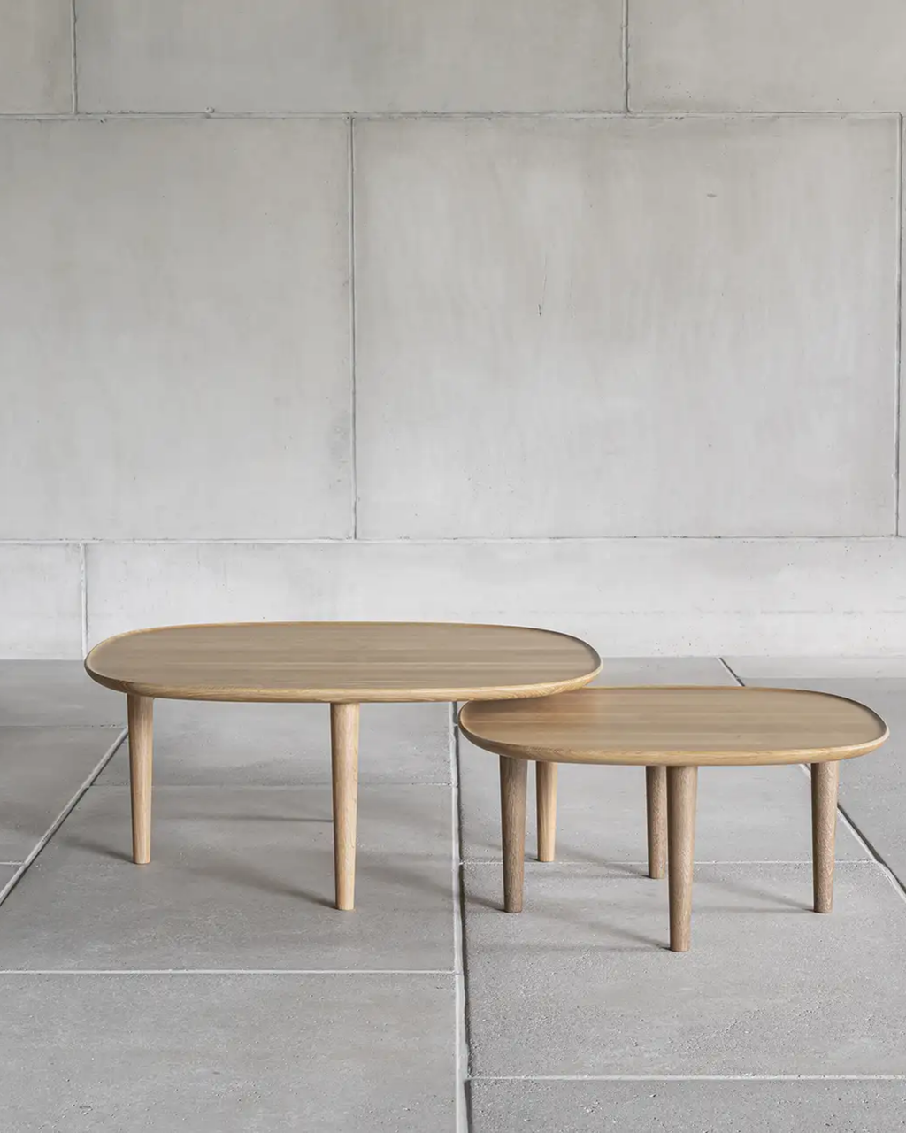 Nikari Fiori Coffee Table โต๊ะ oak มีให้เลือกสามขนาด ออกแบบโดย Timo Mikkonen, Antti Rouhunkoski และ Antrei Hartikainen
