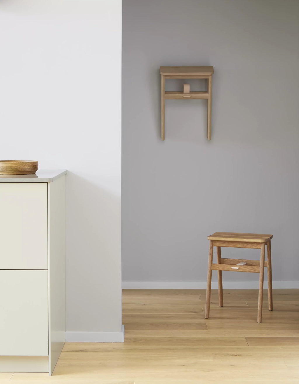 Angle Foldable Stool สตูลพับได้ไม้โอ๊คดีไซน์มินิมอล สามารถแขวนผนังได้ ออกแบบโดย Jonas Herman