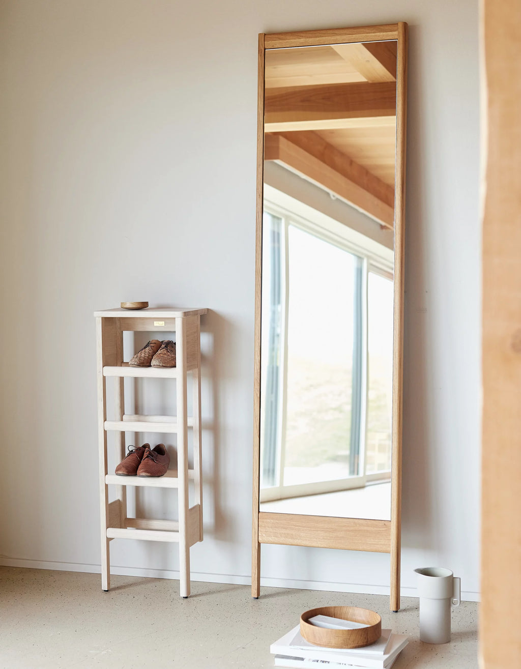 A Line Shoe Rack Small ชั้นวางรองเท้าไม้โอ๊คพร้อมโต๊ะคอนโซลขนาดกะทัดรัด ดีไซน์สแกนดิเนเวียน ออกแบบโดย Jonas Herman