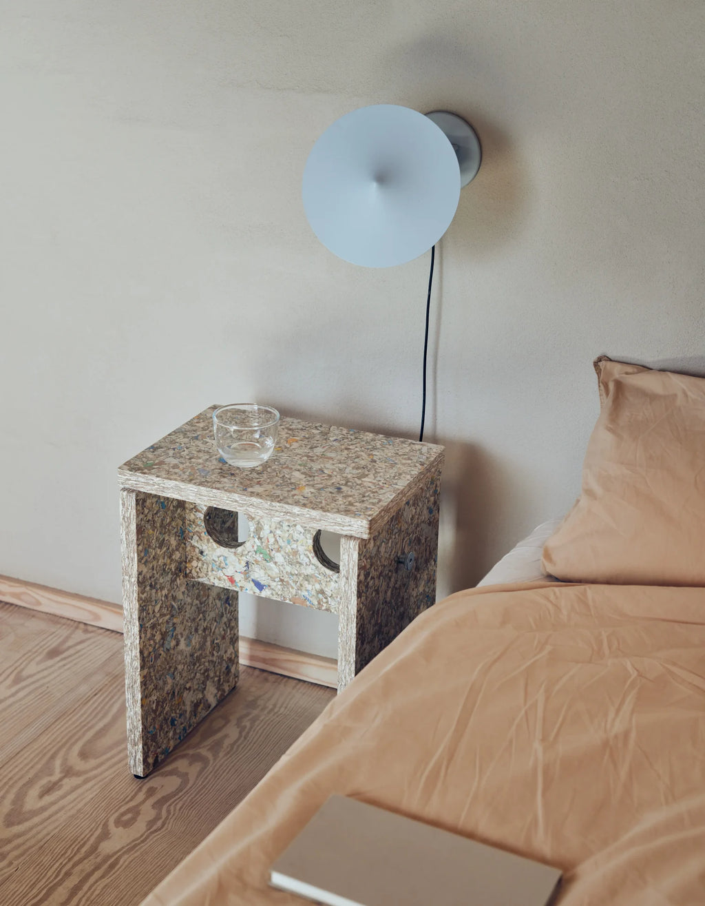 Remake Stool สตูลดีไซน์ร่วมสมัยผลิตจากวัสดุรีไซเคิล Packwall จากกล่องเครื่องดื่ม ออกแบบโดย Jonas Herman