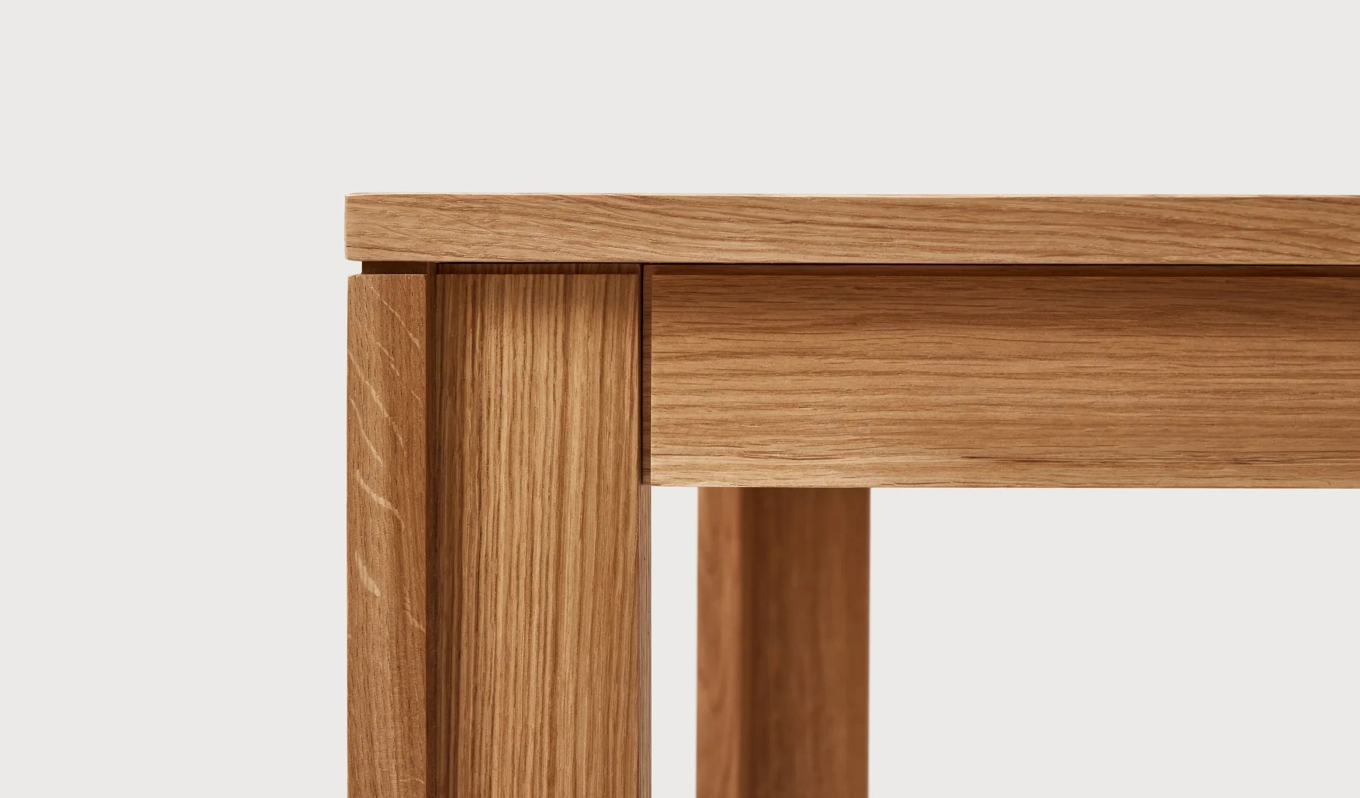Element Table โต๊ะไม้โอ๊คสี่เหลี่ยมดีไซน์มินิมอลเส้นสายกราฟิก ออกแบบโดย Jonas Herman