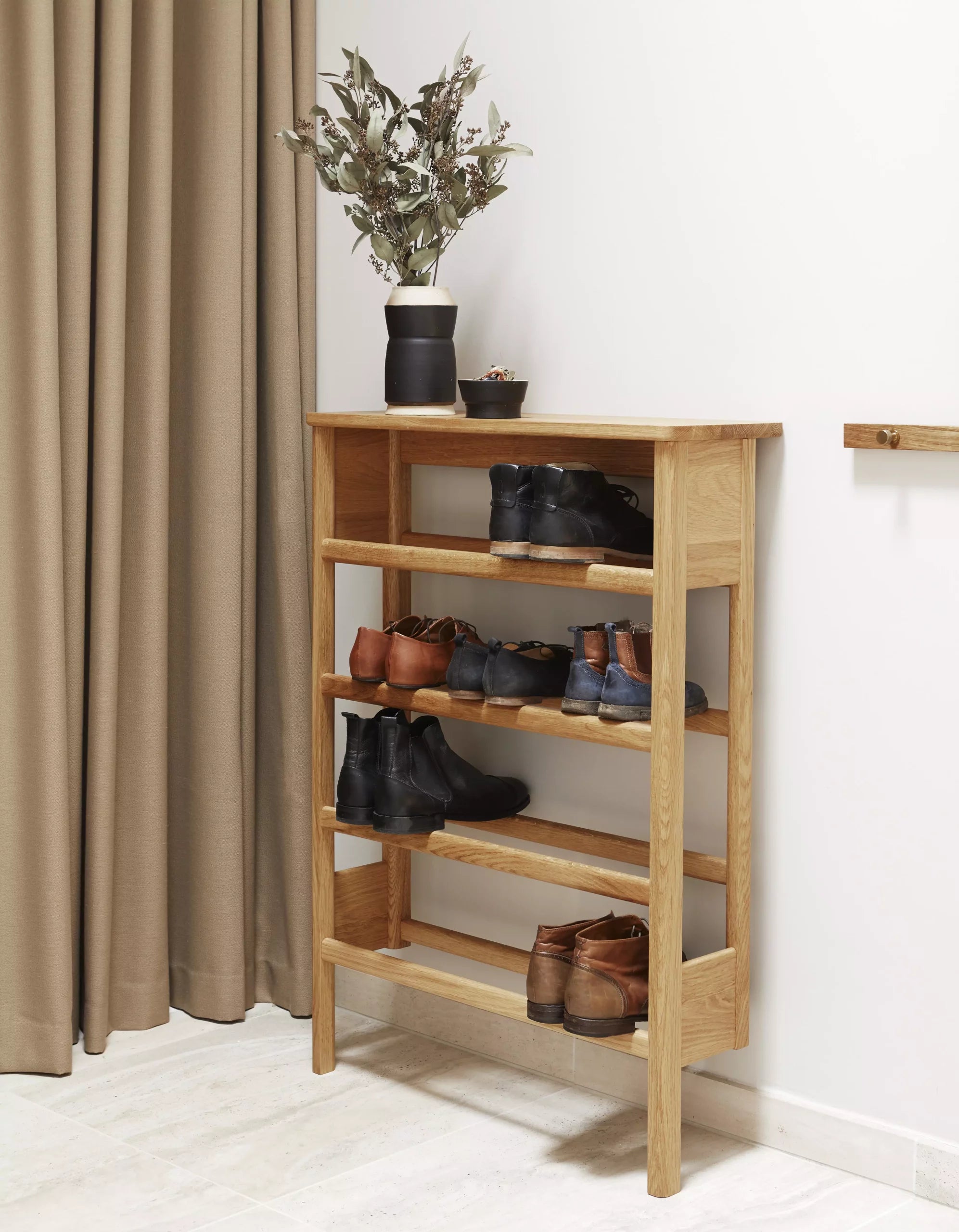 A Line Shoe Rack ชั้นวางรองเท้าไม้โอ๊คพร้อมโต๊ะคอนโซลดีไซน์มินิมอล ออกแบบโดย Jonas Herman