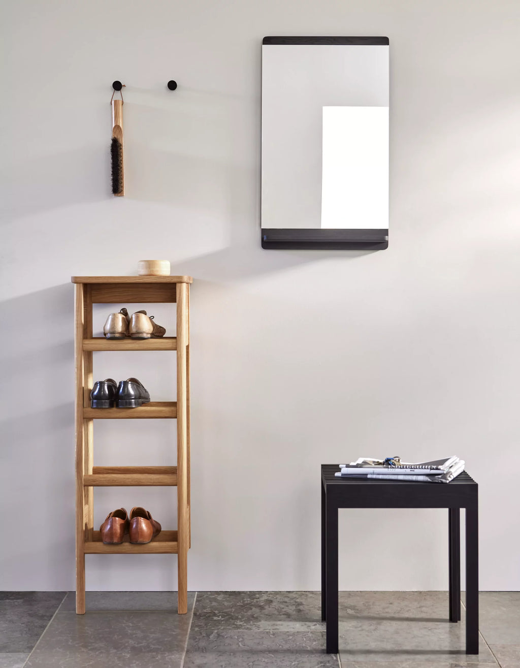 A Line Shoe Rack Small ชั้นวางรองเท้าไม้โอ๊คพร้อมโต๊ะคอนโซลขนาดกะทัดรัด ดีไซน์สแกนดิเนเวียน ออกแบบโดย Jonas Herman