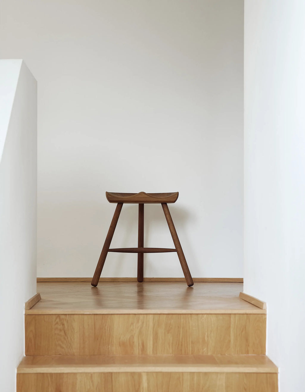 Shoemaker Chair No. 49 เก้าอี้ไม้คลาสสิกแกะจากไม้ชิ้นเดียว ดีไซน์สแกนดิเนเวียน ผลิตในเดนมาร์ก
