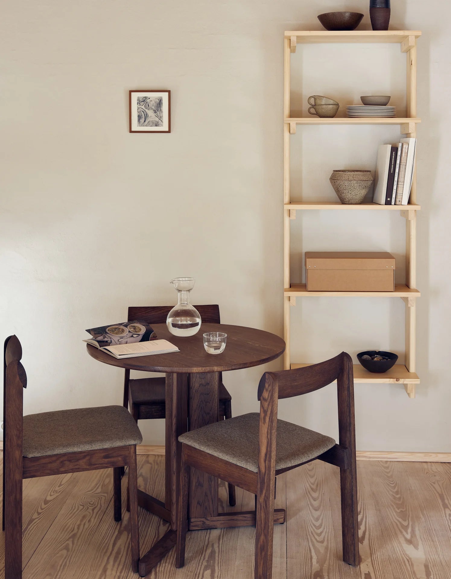 Trefoil Round Table Ø90