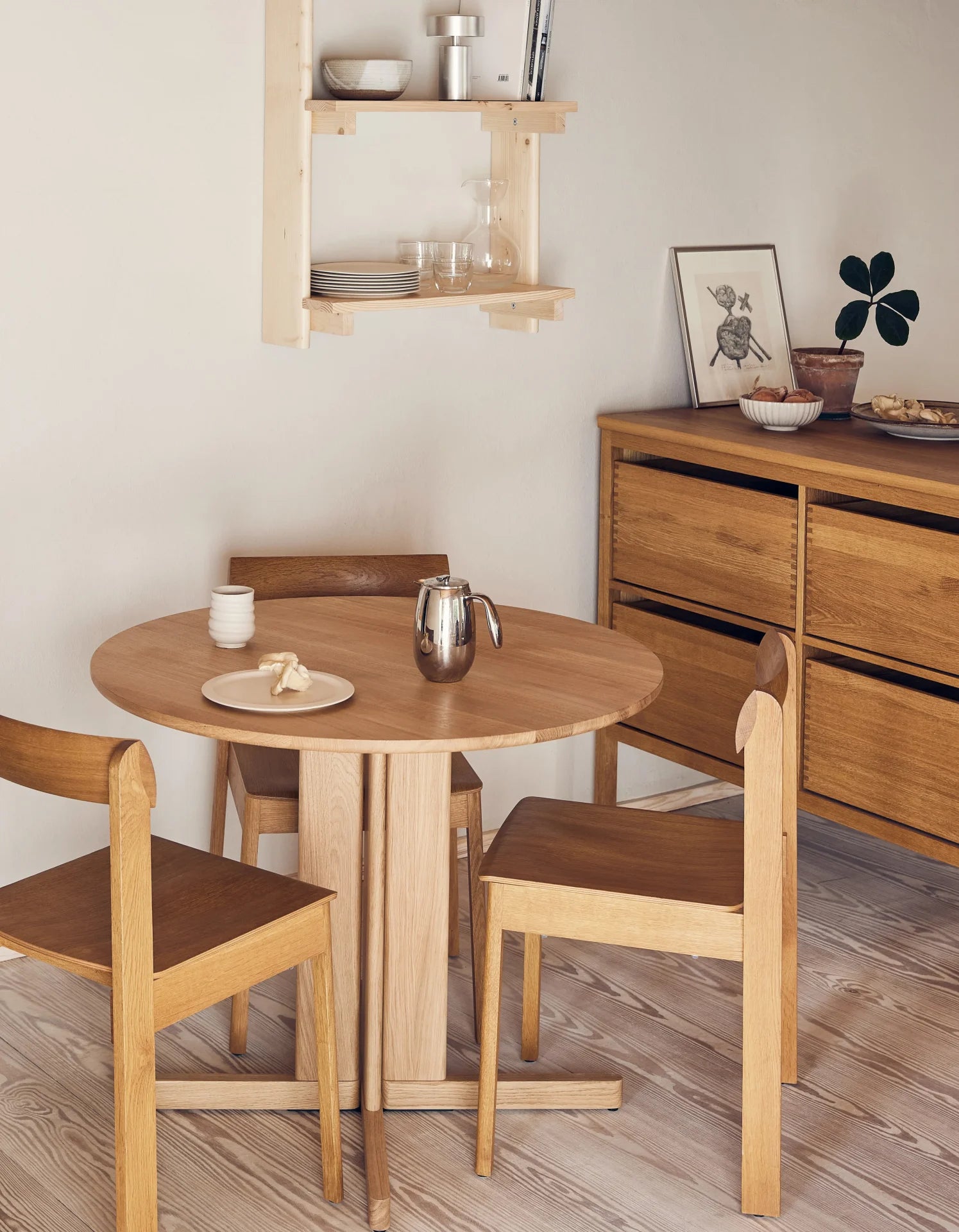 Trefoil Round Table Ø90