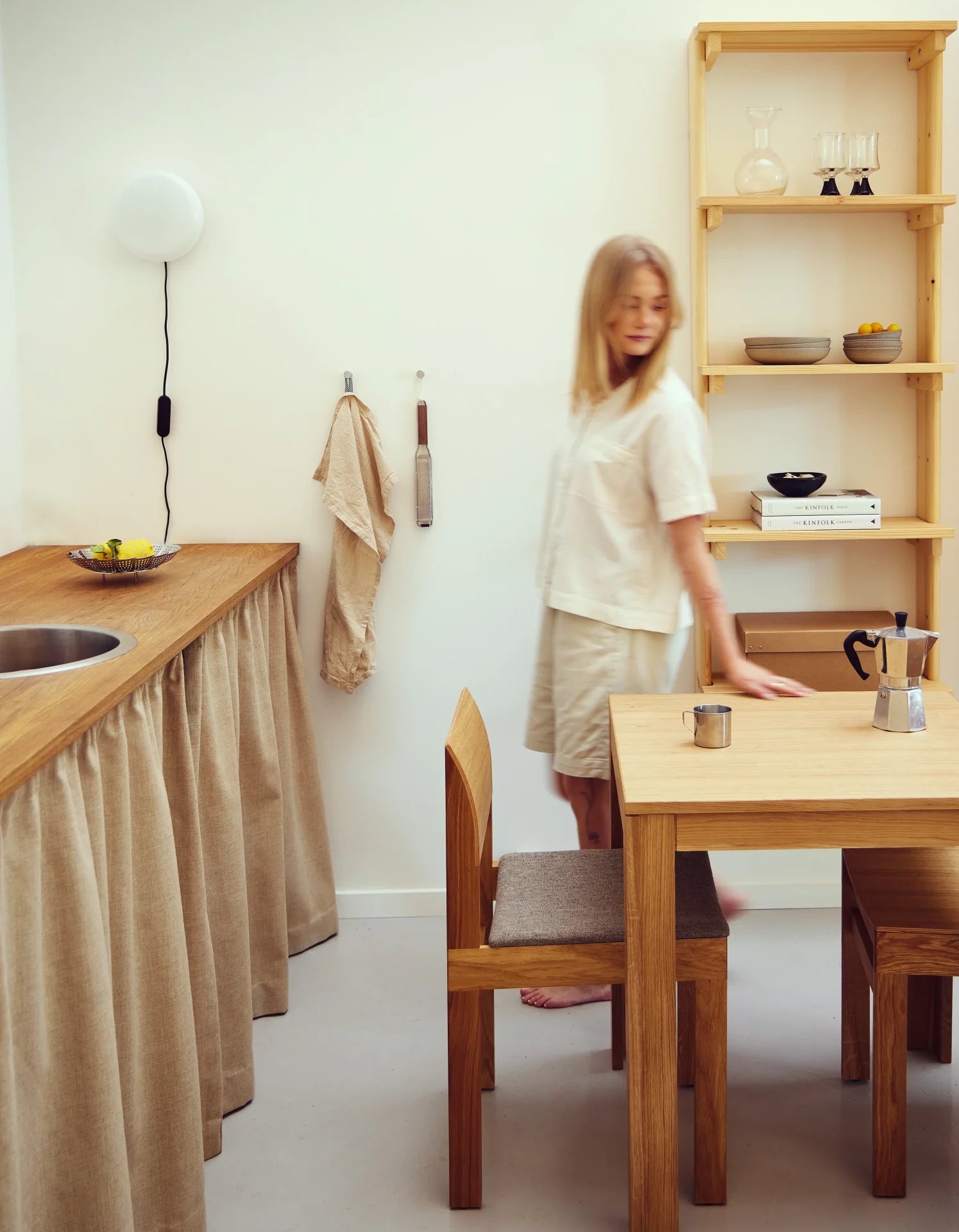 Element Table โต๊ะไม้โอ๊คสี่เหลี่ยมดีไซน์มินิมอลเส้นสายกราฟิก ออกแบบโดย Jonas Herman