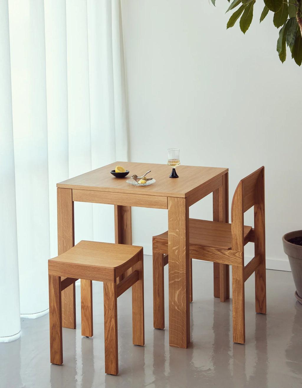 Element Table โต๊ะไม้โอ๊คสี่เหลี่ยมดีไซน์มินิมอลเส้นสายกราฟิก ออกแบบโดย Jonas Herman