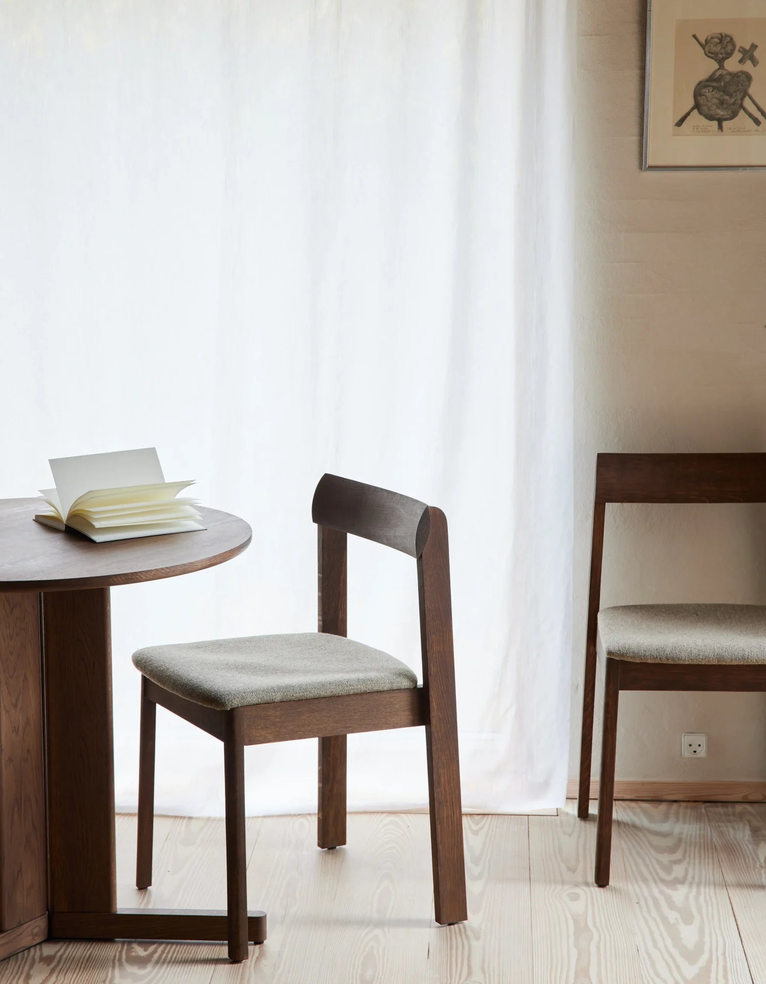 Trefoil Round Table Ø90