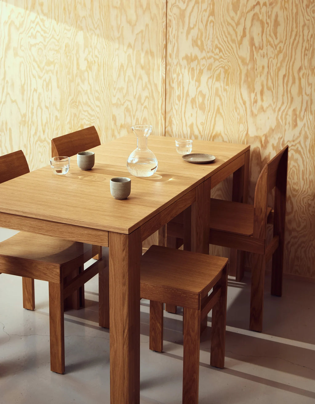 Element Table โต๊ะไม้โอ๊คสี่เหลี่ยมดีไซน์มินิมอลเส้นสายกราฟิก ออกแบบโดย Jonas Herman