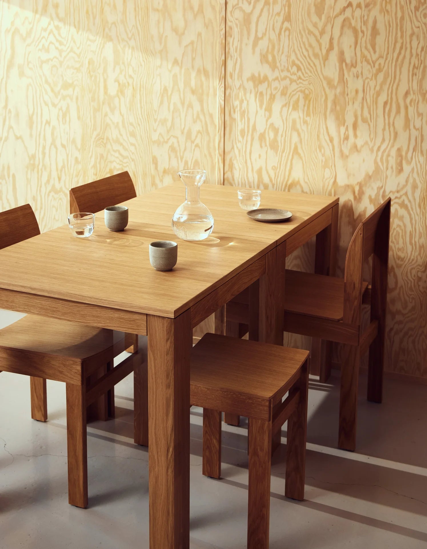 Element Table โต๊ะไม้โอ๊คสี่เหลี่ยมดีไซน์มินิมอลเส้นสายกราฟิก ออกแบบโดย Jonas Herman