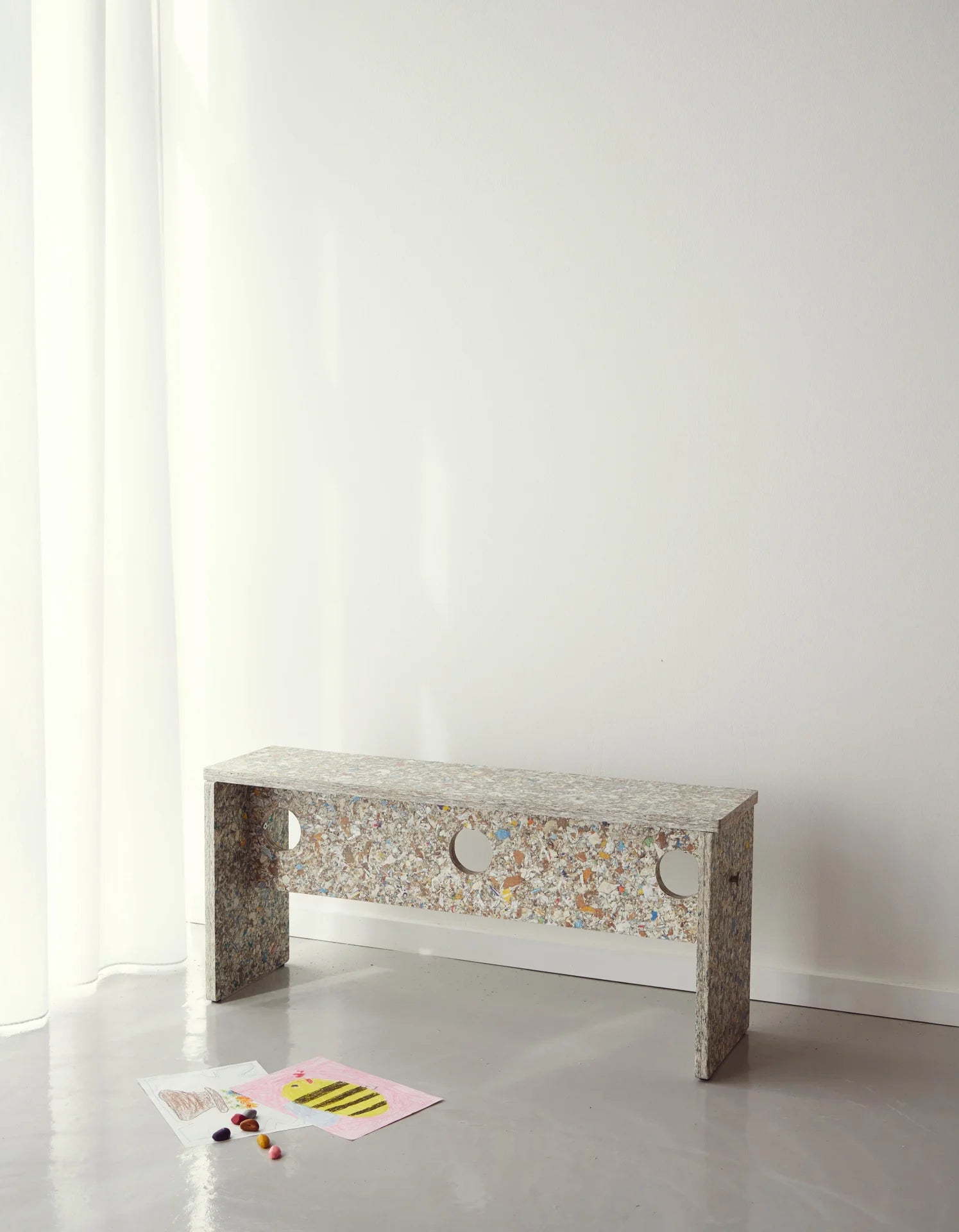 Remake Bench ม้านั่งดีไซน์ร่วมสมัยผลิตจากวัสดุรีไซเคิล Packwall จากกล่องเครื่องดื่ม ออกแบบโดย Jonas Herman