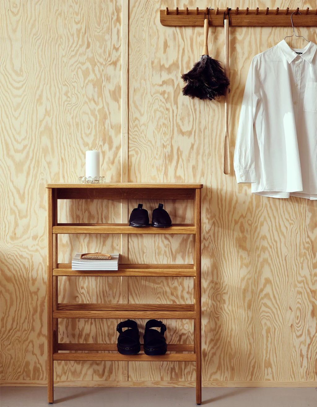 A Line Shoe Rack ชั้นวางรองเท้าไม้โอ๊คพร้อมโต๊ะคอนโซลดีไซน์มินิมอล ออกแบบโดย Jonas Herman