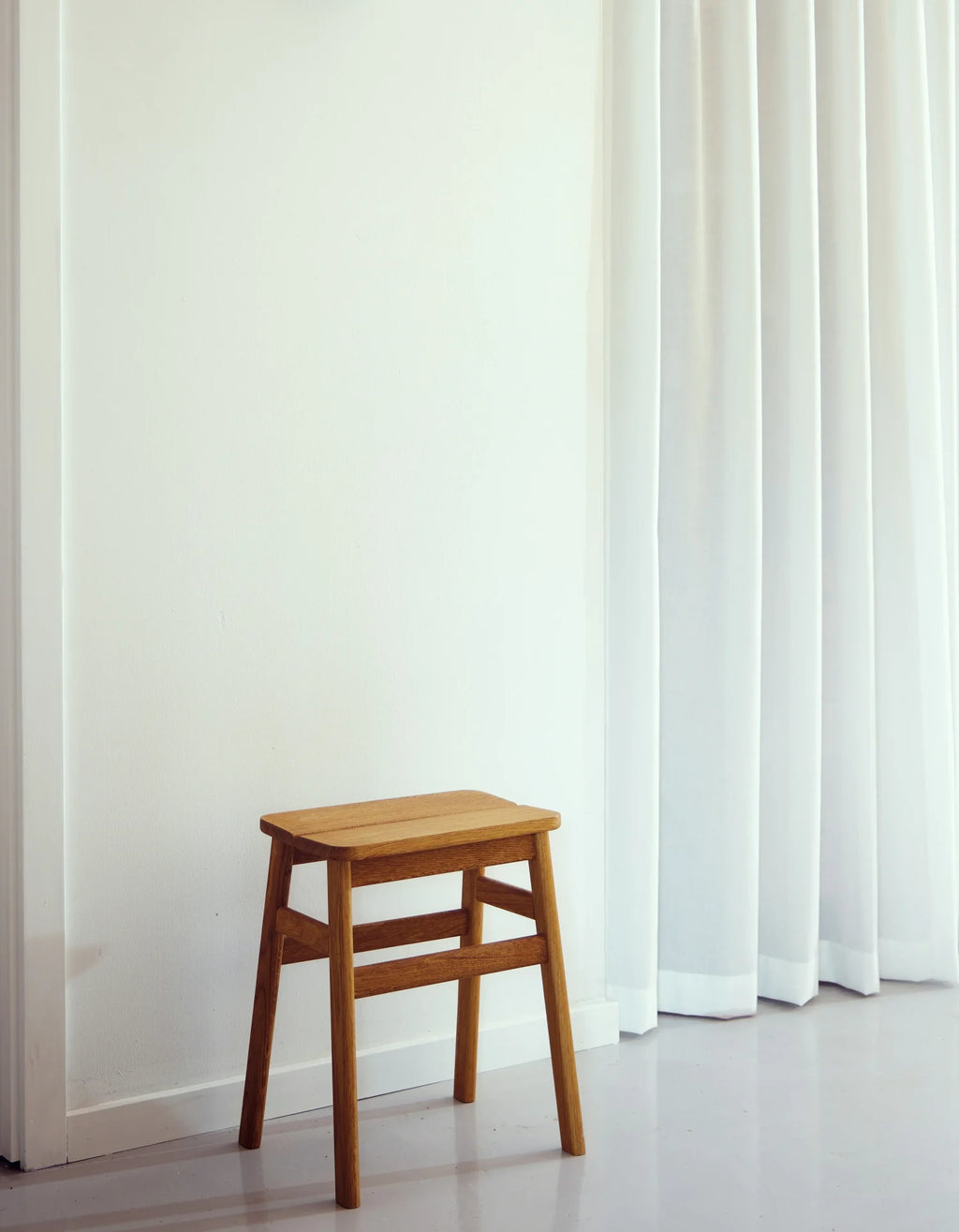 Angle Stool 45 สตูลไม้ดีไซน์มินิมอลที่นั่งเอียงเล็กน้อยเพื่อความสบาย ออกแบบโดย Jonas Herman