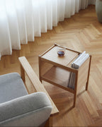 โต๊ะข้าง Form & Refine Journal Side Table ไม้โอ๊คยุโรป ขาโต๊ะคมชัด ท็อปขอบโค้ง มีช่องเก็บแมกกาซีน ใช้ได้ทั้งข้างเตียงและโซฟา