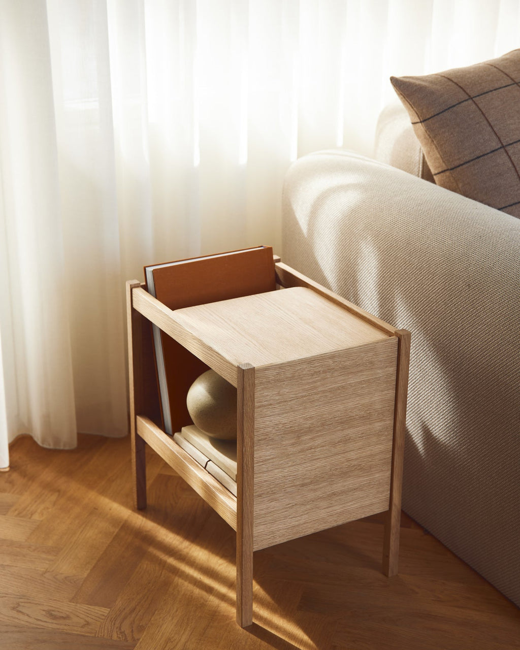 โต๊ะข้าง Form & Refine Journal Side Table ไม้โอ๊คยุโรป ขาโต๊ะคมชัด ท็อปขอบโค้ง มีช่องเก็บแมกกาซีน ใช้ได้ทั้งข้างเตียงและโซฟา