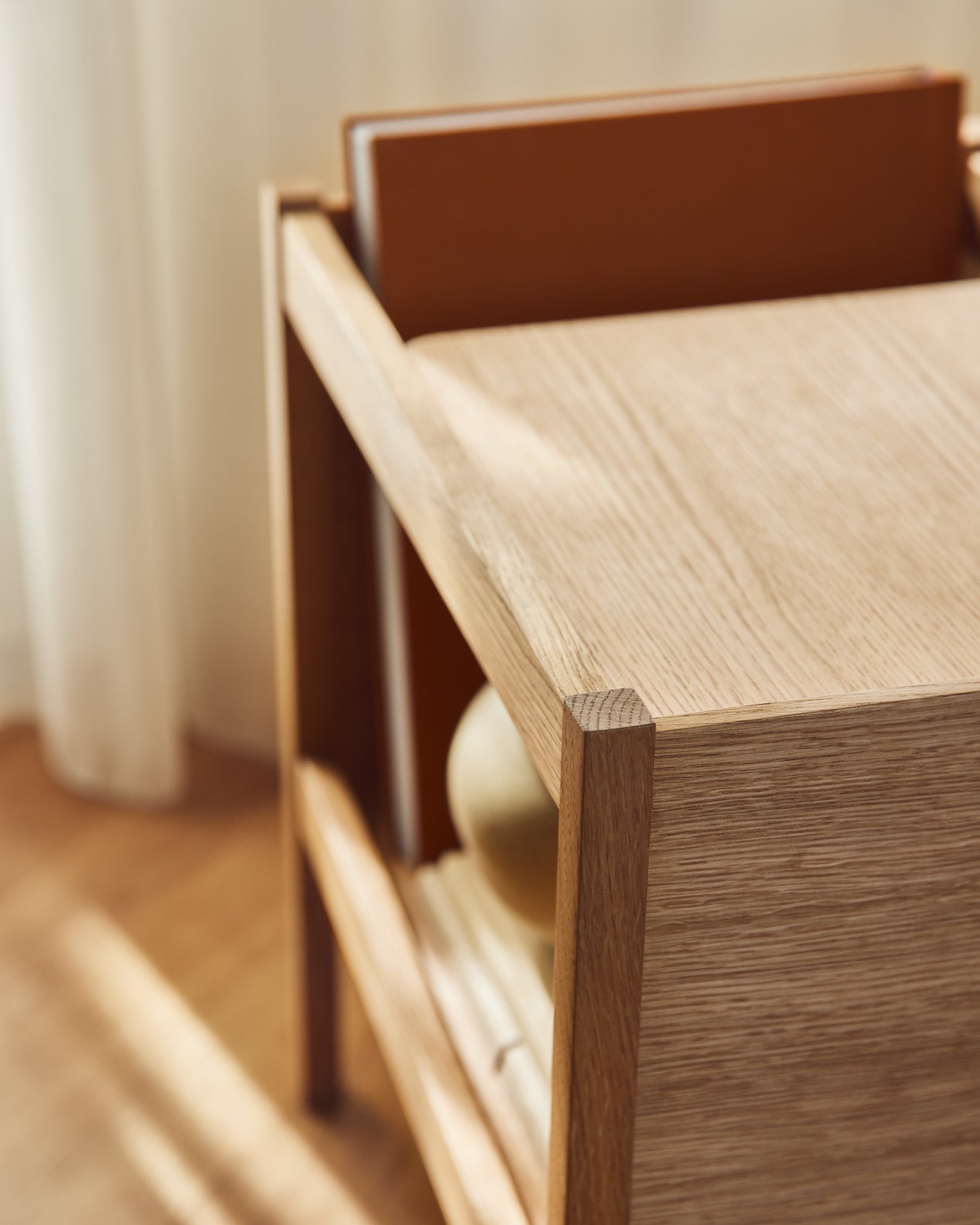 โต๊ะข้าง Form & Refine Journal Side Table ไม้โอ๊คยุโรป ขาโต๊ะคมชัด ท็อปขอบโค้ง มีช่องเก็บแมกกาซีน ใช้ได้ทั้งข้างเตียงและโซฟา