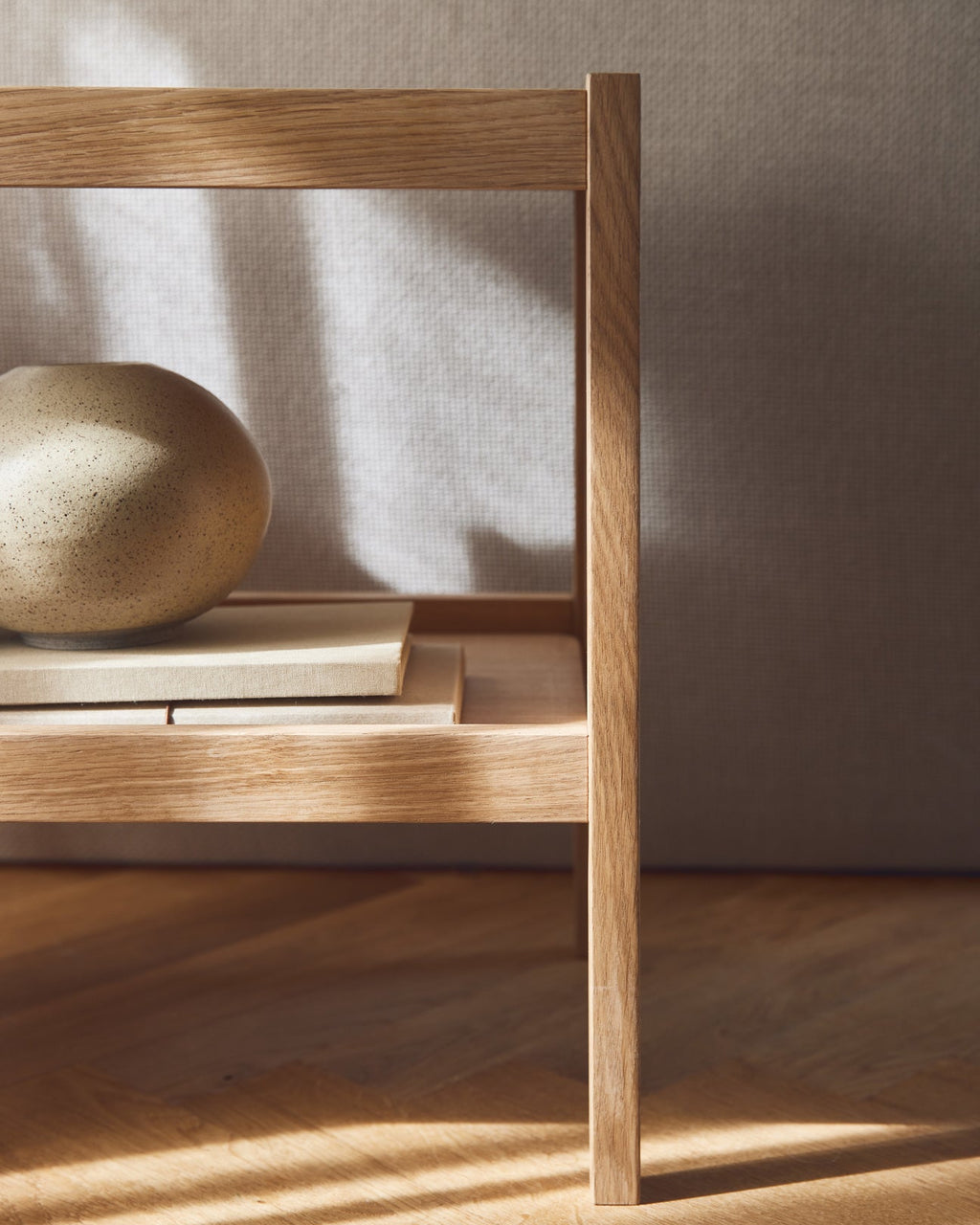 โต๊ะข้าง Form & Refine Journal Side Table ไม้โอ๊คยุโรป ขาโต๊ะคมชัด ท็อปขอบโค้ง มีช่องเก็บแมกกาซีน ใช้ได้ทั้งข้างเตียงและโซฟา