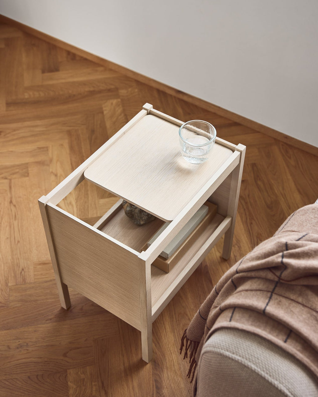 โต๊ะข้าง Form & Refine Journal Side Table ไม้โอ๊คยุโรป ขาโต๊ะคมชัด ท็อปขอบโค้ง มีช่องเก็บแมกกาซีน ใช้ได้ทั้งข้างเตียงและโซฟา