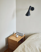 โต๊ะข้าง Form & Refine Journal Side Table ไม้โอ๊คยุโรป ขาโต๊ะคมชัด ท็อปขอบโค้ง มีช่องเก็บแมกกาซีน ใช้ได้ทั้งข้างเตียงและโซฟา