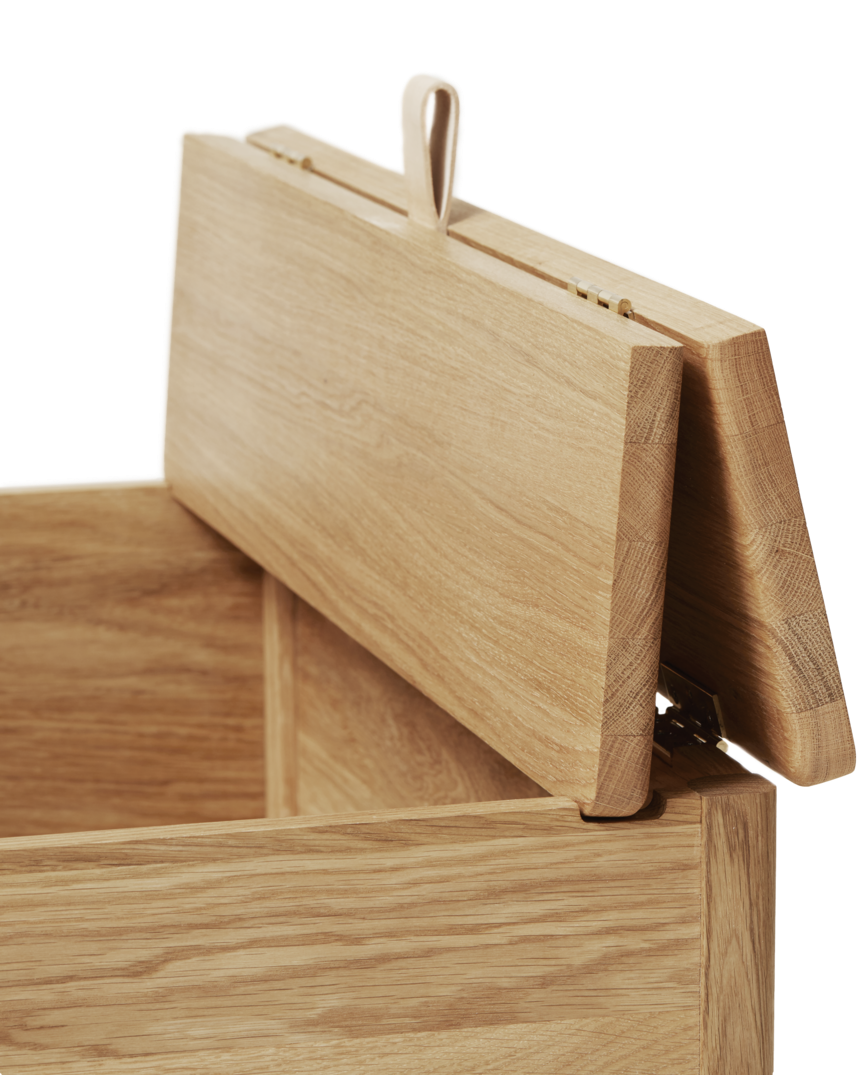 ม้านั่งเก็บของไม้โอ๊ค Form & Refine รุ่น A Line Storage Bench 68 พร้อมฝาเปิดหูจับหนัง ขาเฉือนองศาให้ลุคโปร่ง มีทั้ง Oak และ White Oak