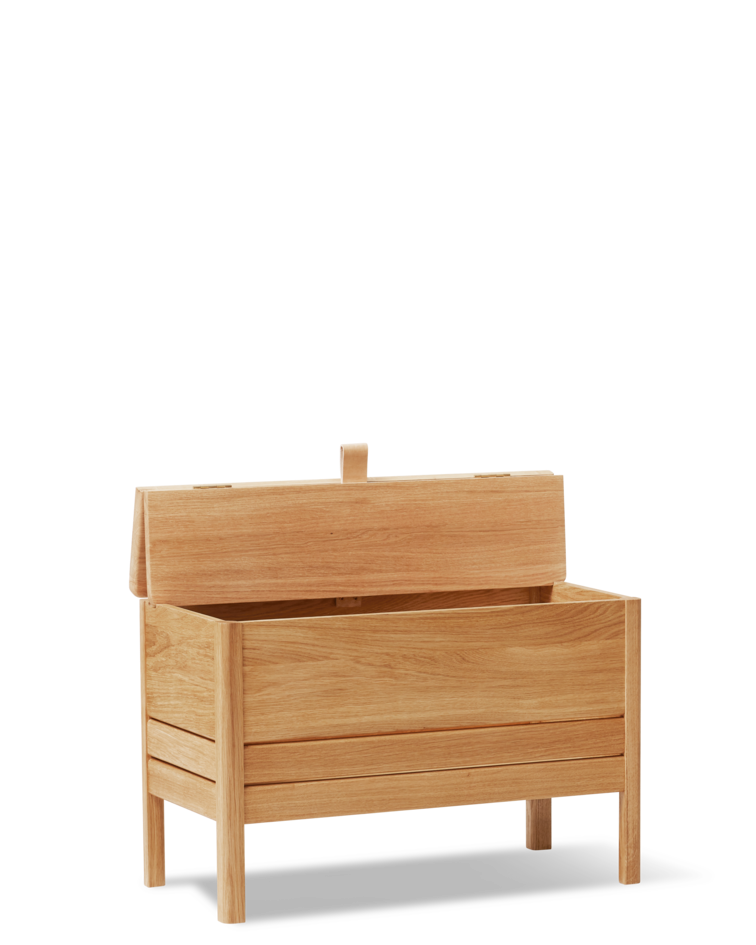 ม้านั่งเก็บของไม้โอ๊ค Form & Refine รุ่น A Line Storage Bench 68 พร้อมฝาเปิดหูจับหนัง ขาเฉือนองศาให้ลุคโปร่ง มีทั้ง Oak และ White Oak