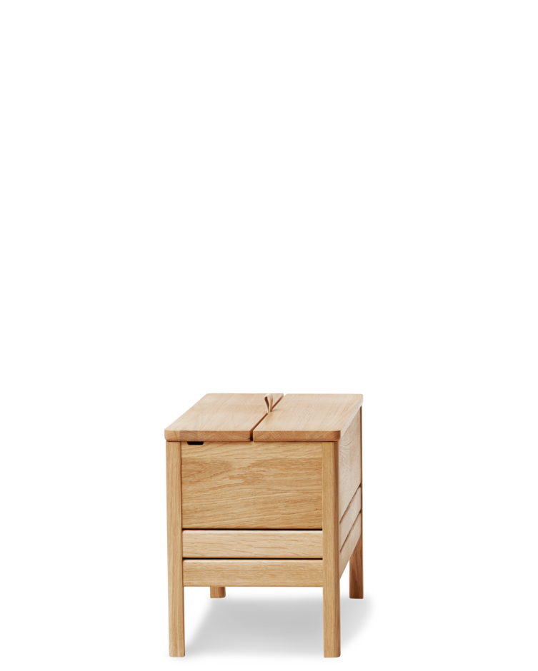 ม้านั่งเก็บของไม้โอ๊ค Form & Refine รุ่น A Line Storage Bench 68 พร้อมฝาเปิดหูจับหนัง ขาเฉือนองศาให้ลุคโปร่ง มีทั้ง Oak และ White Oak