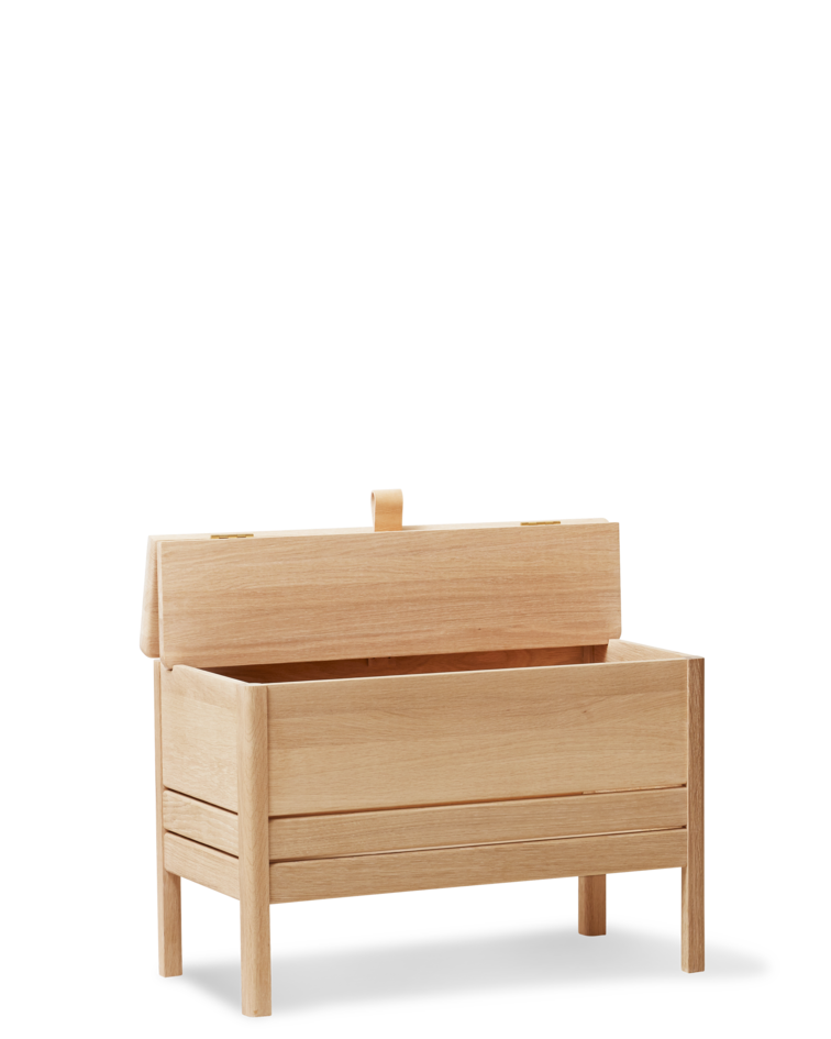 ม้านั่งเก็บของไม้โอ๊ค Form & Refine รุ่น A Line Storage Bench 68 พร้อมฝาเปิดหูจับหนัง ขาเฉือนองศาให้ลุคโปร่ง มีทั้ง Oak และ White Oak