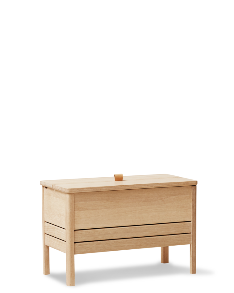 ม้านั่งเก็บของไม้โอ๊ค Form & Refine รุ่น A Line Storage Bench 68 พร้อมฝาเปิดหูจับหนัง ขาเฉือนองศาให้ลุคโปร่ง มีทั้ง Oak และ White Oak
