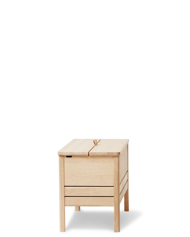 ม้านั่งเก็บของไม้โอ๊ค Form & Refine รุ่น A Line Storage Bench 68 พร้อมฝาเปิดหูจับหนัง ขาเฉือนองศาให้ลุคโปร่ง มีทั้ง Oak และ White Oak