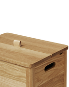 กล่องผ้าไม้โอ๊ค Form & Refine รุ่น A Line Laundry Box ทรงสูง มีร่องระบายอากาศสองเส้น ฝาเปิดด้วยหูจับหนัง ดีไซน์โปร่งและแข็งแรง มีทั้งสี Oak และ White Oak