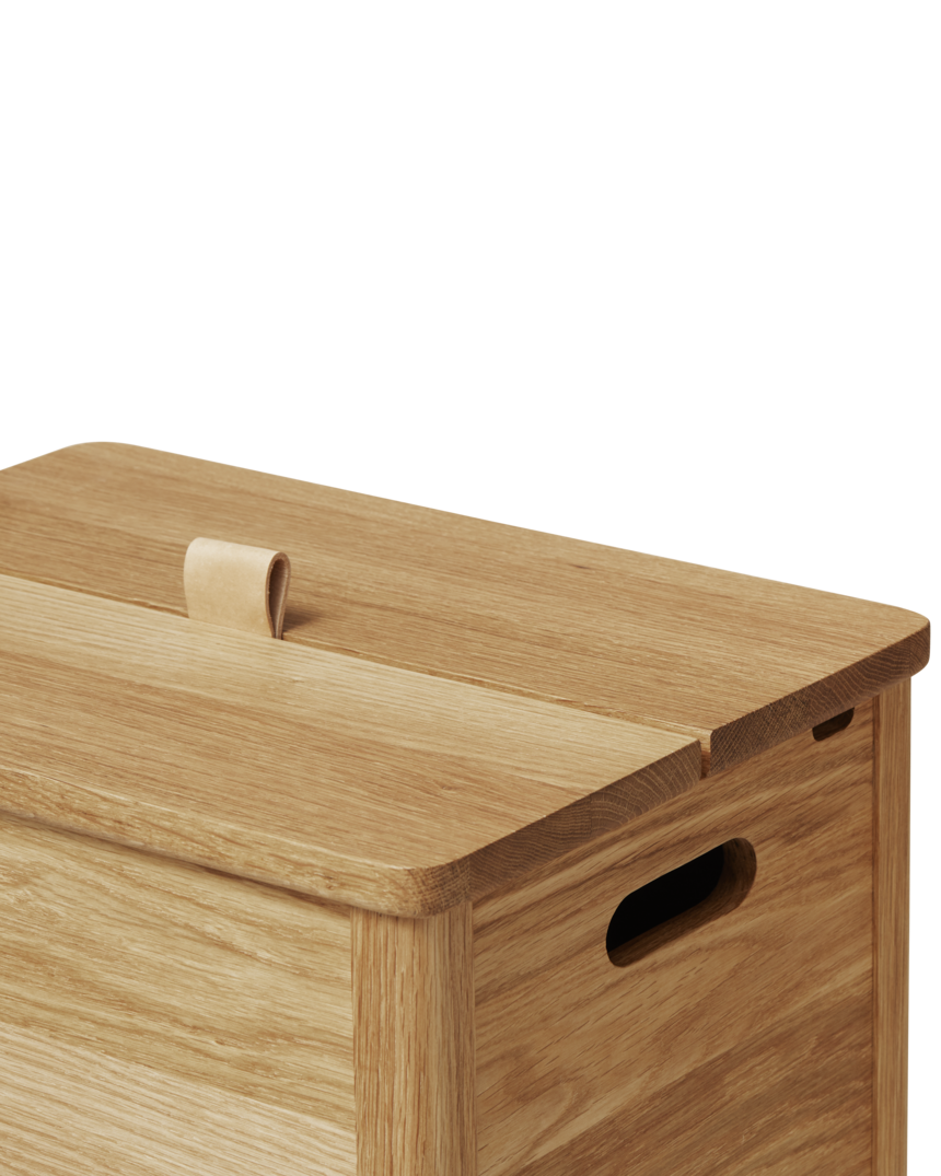 กล่องผ้าไม้โอ๊ค Form & Refine รุ่น A Line Laundry Box ทรงสูง มีร่องระบายอากาศสองเส้น ฝาเปิดด้วยหูจับหนัง ดีไซน์โปร่งและแข็งแรง มีทั้งสี Oak และ White Oak