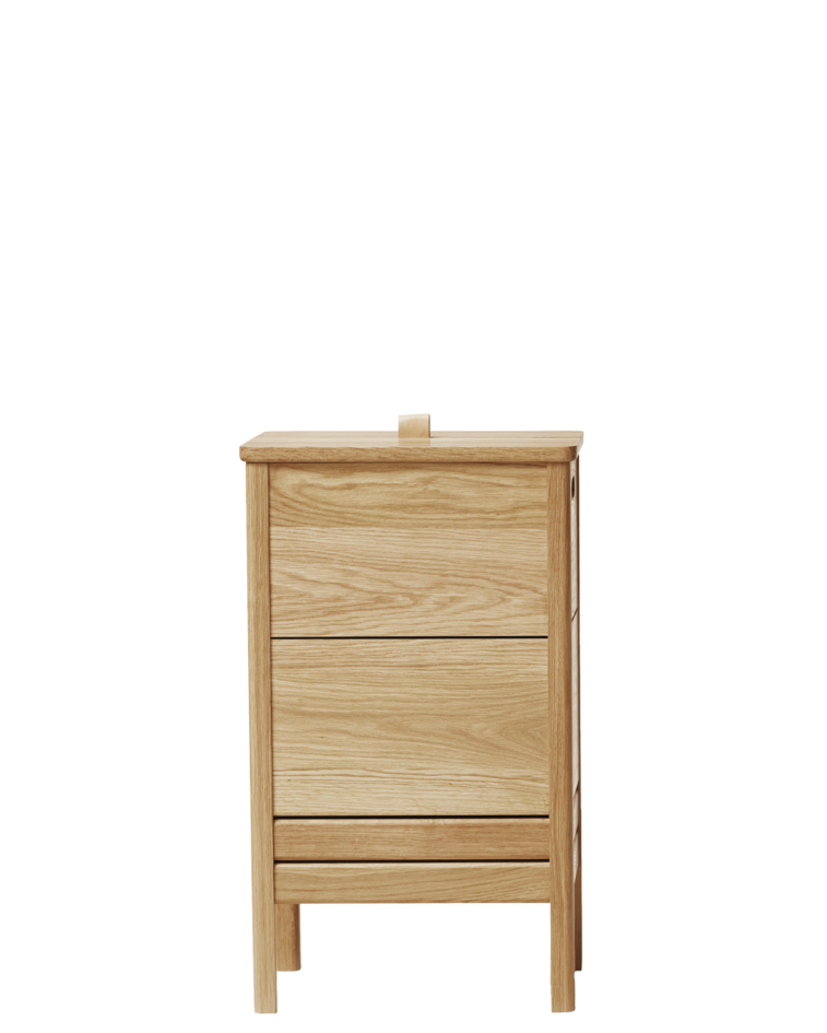 กล่องผ้าไม้โอ๊ค Form & Refine รุ่น A Line Laundry Box ทรงสูง มีร่องระบายอากาศสองเส้น ฝาเปิดด้วยหูจับหนัง ดีไซน์โปร่งและแข็งแรง มีทั้งสี Oak และ White Oak