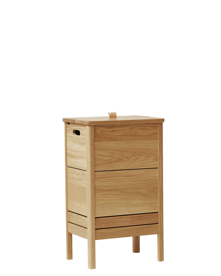 กล่องผ้าไม้โอ๊ค Form & Refine รุ่น A Line Laundry Box ทรงสูง มีร่องระบายอากาศสองเส้น ฝาเปิดด้วยหูจับหนัง ดีไซน์โปร่งและแข็งแรง มีทั้งสี Oak และ White Oak