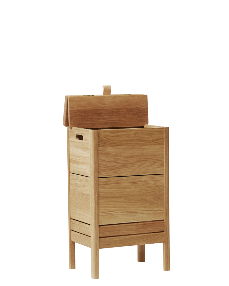 กล่องผ้าไม้โอ๊ค Form & Refine รุ่น A Line Laundry Box ทรงสูง มีร่องระบายอากาศสองเส้น ฝาเปิดด้วยหูจับหนัง ดีไซน์โปร่งและแข็งแรง มีทั้งสี Oak และ White Oak