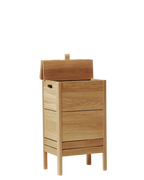 กล่องผ้าไม้โอ๊ค Form & Refine รุ่น A Line Laundry Box ทรงสูง มีร่องระบายอากาศสองเส้น ฝาเปิดด้วยหูจับหนัง ดีไซน์โปร่งและแข็งแรง มีทั้งสี Oak และ White Oak