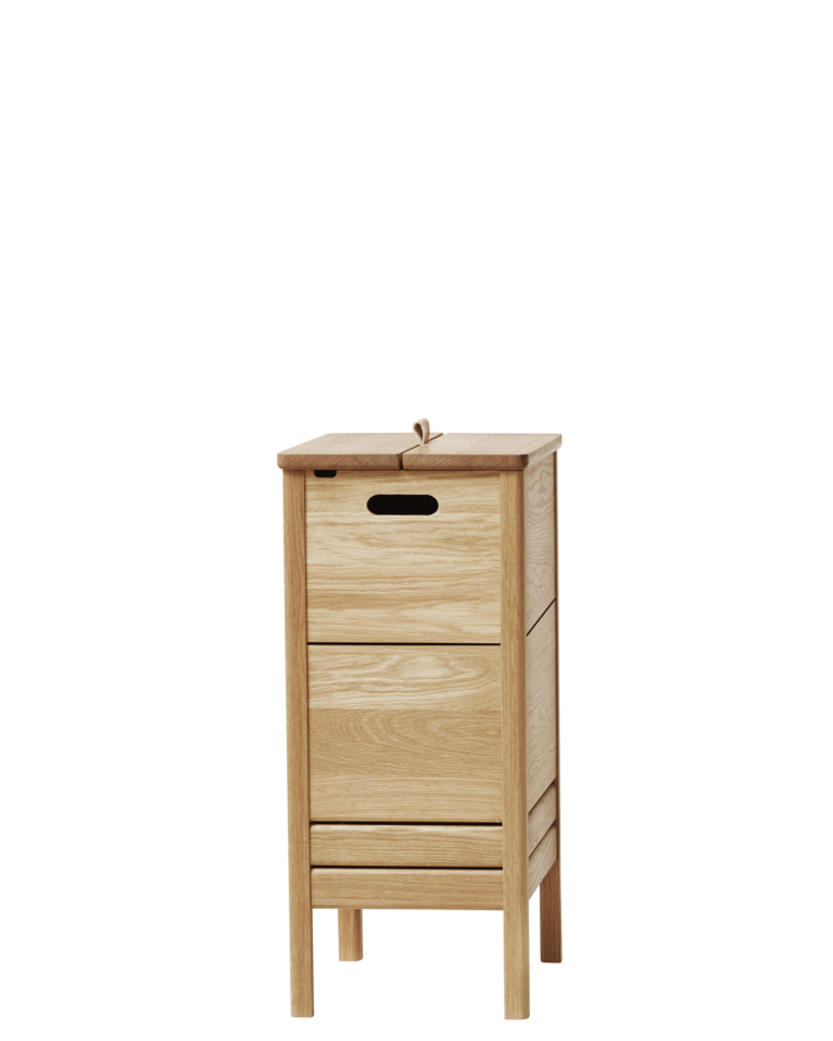 กล่องผ้าไม้โอ๊ค Form & Refine รุ่น A Line Laundry Box ทรงสูง มีร่องระบายอากาศสองเส้น ฝาเปิดด้วยหูจับหนัง ดีไซน์โปร่งและแข็งแรง มีทั้งสี Oak และ White Oak