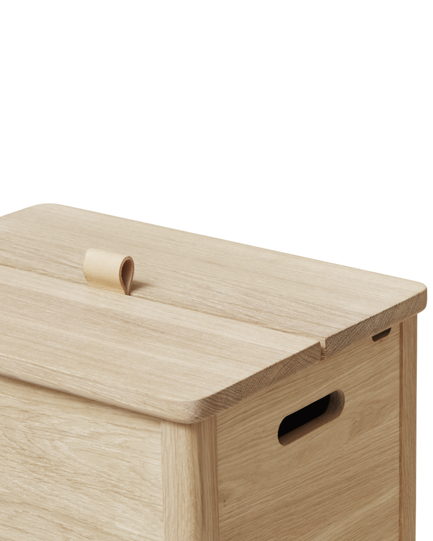 กล่องผ้าไม้โอ๊ค Form & Refine รุ่น A Line Laundry Box ทรงสูง มีร่องระบายอากาศสองเส้น ฝาเปิดด้วยหูจับหนัง ดีไซน์โปร่งและแข็งแรง มีทั้งสี Oak และ White Oak