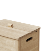 กล่องผ้าไม้โอ๊ค Form & Refine รุ่น A Line Laundry Box ทรงสูง มีร่องระบายอากาศสองเส้น ฝาเปิดด้วยหูจับหนัง ดีไซน์โปร่งและแข็งแรง มีทั้งสี Oak และ White Oak