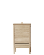 กล่องผ้าไม้โอ๊ค Form & Refine รุ่น A Line Laundry Box ทรงสูง มีร่องระบายอากาศสองเส้น ฝาเปิดด้วยหูจับหนัง ดีไซน์โปร่งและแข็งแรง มีทั้งสี Oak และ White Oak