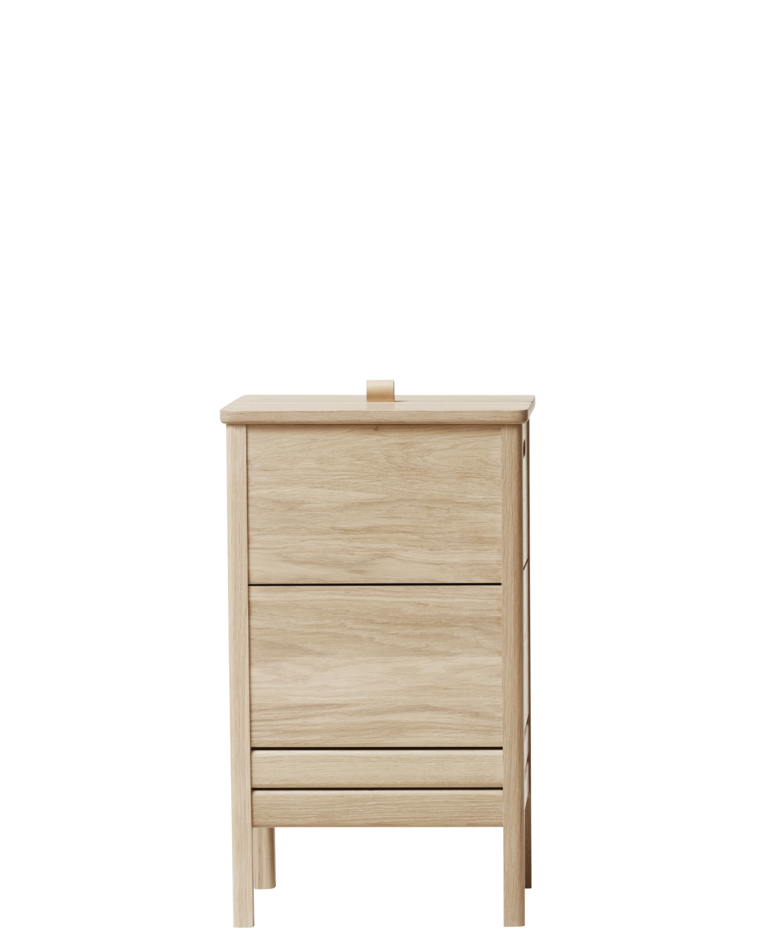 กล่องผ้าไม้โอ๊ค Form & Refine รุ่น A Line Laundry Box ทรงสูง มีร่องระบายอากาศสองเส้น ฝาเปิดด้วยหูจับหนัง ดีไซน์โปร่งและแข็งแรง มีทั้งสี Oak และ White Oak