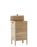 กล่องผ้าไม้โอ๊ค Form & Refine รุ่น A Line Laundry Box ทรงสูง มีร่องระบายอากาศสองเส้น ฝาเปิดด้วยหูจับหนัง ดีไซน์โปร่งและแข็งแรง มีทั้งสี Oak และ White Oak