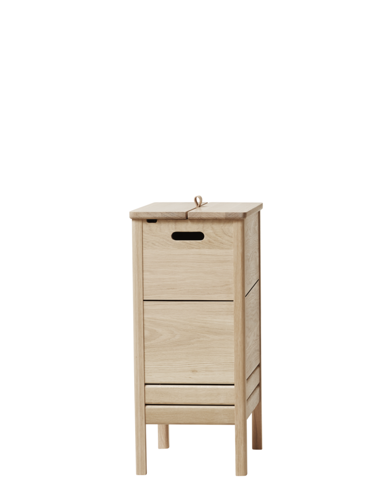 กล่องผ้าไม้โอ๊ค Form & Refine รุ่น A Line Laundry Box ทรงสูง มีร่องระบายอากาศสองเส้น ฝาเปิดด้วยหูจับหนัง ดีไซน์โปร่งและแข็งแรง มีทั้งสี Oak และ White Oak
