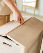 กล่องผ้าไม้โอ๊ค Form & Refine รุ่น A Line Laundry Box ทรงสูง มีร่องระบายอากาศสองเส้น ฝาเปิดด้วยหูจับหนัง ดีไซน์โปร่งและแข็งแรง มีทั้งสี Oak และ White Oak