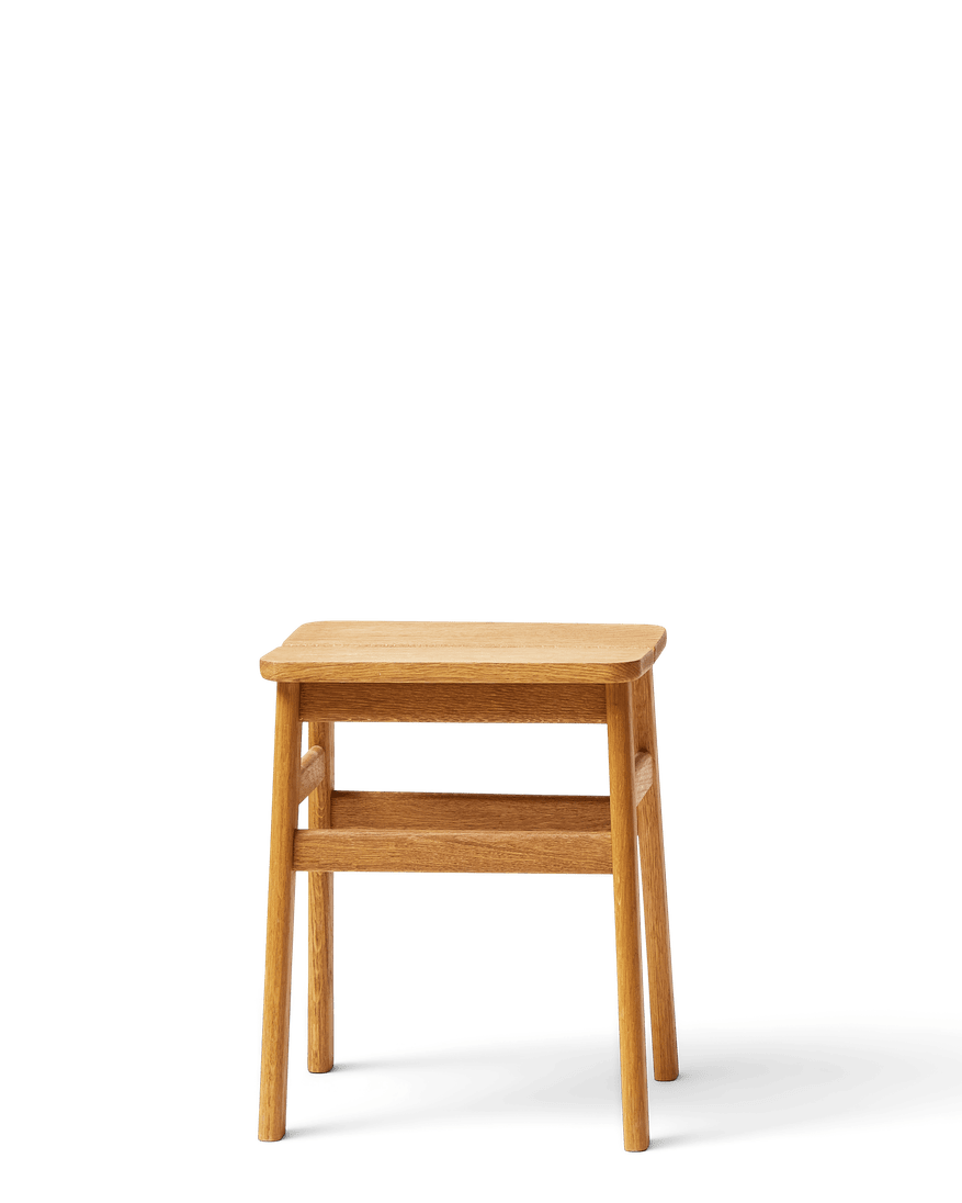 Form & Refine Angle Stool 45 สตูล์ไม้ทรงมินิมอล ที่โดดเด่นด้วยเบาะไม้หักมุม 5 องศาเพื่อความสบาย มีให้เลือก 3 รุ่น: ไม้โอ๊คเคลือบน้ำมัน ไม้บีชผิวด้าน และไม้บีชย้อมดำเคลือบเงา
