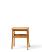 Form & Refine Angle Stool 45 สตูล์ไม้ทรงมินิมอล ที่โดดเด่นด้วยเบาะไม้หักมุม 5 องศาเพื่อความสบาย มีให้เลือก 3 รุ่น: ไม้โอ๊คเคลือบน้ำมัน ไม้บีชผิวด้าน และไม้บีชย้อมดำเคลือบเงา