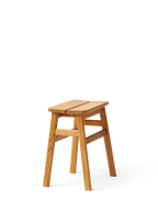 Form & Refine Angle Stool 45 สตูล์ไม้ทรงมินิมอล ที่โดดเด่นด้วยเบาะไม้หักมุม 5 องศาเพื่อความสบาย มีให้เลือก 3 รุ่น: ไม้โอ๊คเคลือบน้ำมัน ไม้บีชผิวด้าน และไม้บีชย้อมดำเคลือบเงา