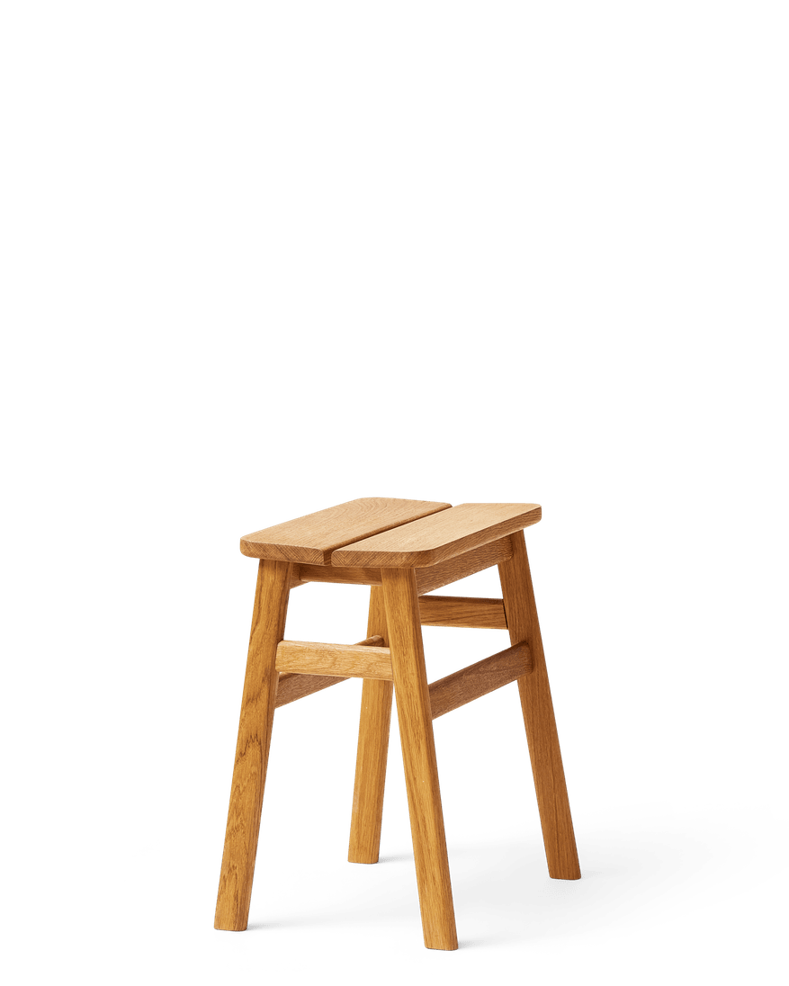 Form & Refine Angle Stool 45 สตูล์ไม้ทรงมินิมอล ที่โดดเด่นด้วยเบาะไม้หักมุม 5 องศาเพื่อความสบาย มีให้เลือก 3 รุ่น: ไม้โอ๊คเคลือบน้ำมัน ไม้บีชผิวด้าน และไม้บีชย้อมดำเคลือบเงา